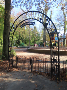 912233 Afbeelding van het siersmeedhek voor het 'Trui van Lier Speelkwartier' in het Wilhelminapark te Utrecht.N.B. In ...